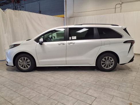 New 2026 Toyota Sienna XLE image 6