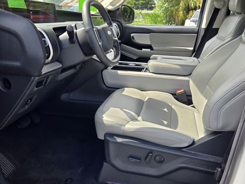 Used 2025 Ford Expedition Active RWD image 9