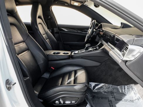 Used 2019 Porsche Panamera image 35