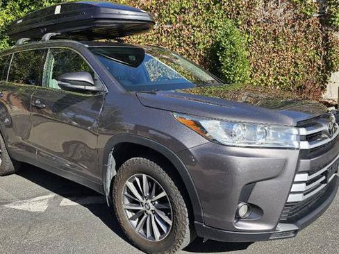 Used 2019 Toyota Highlander XLE AWD/4WD image 3