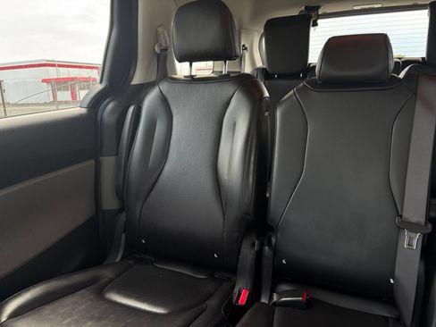 Used 2026 Kia Carnival FWD image 37