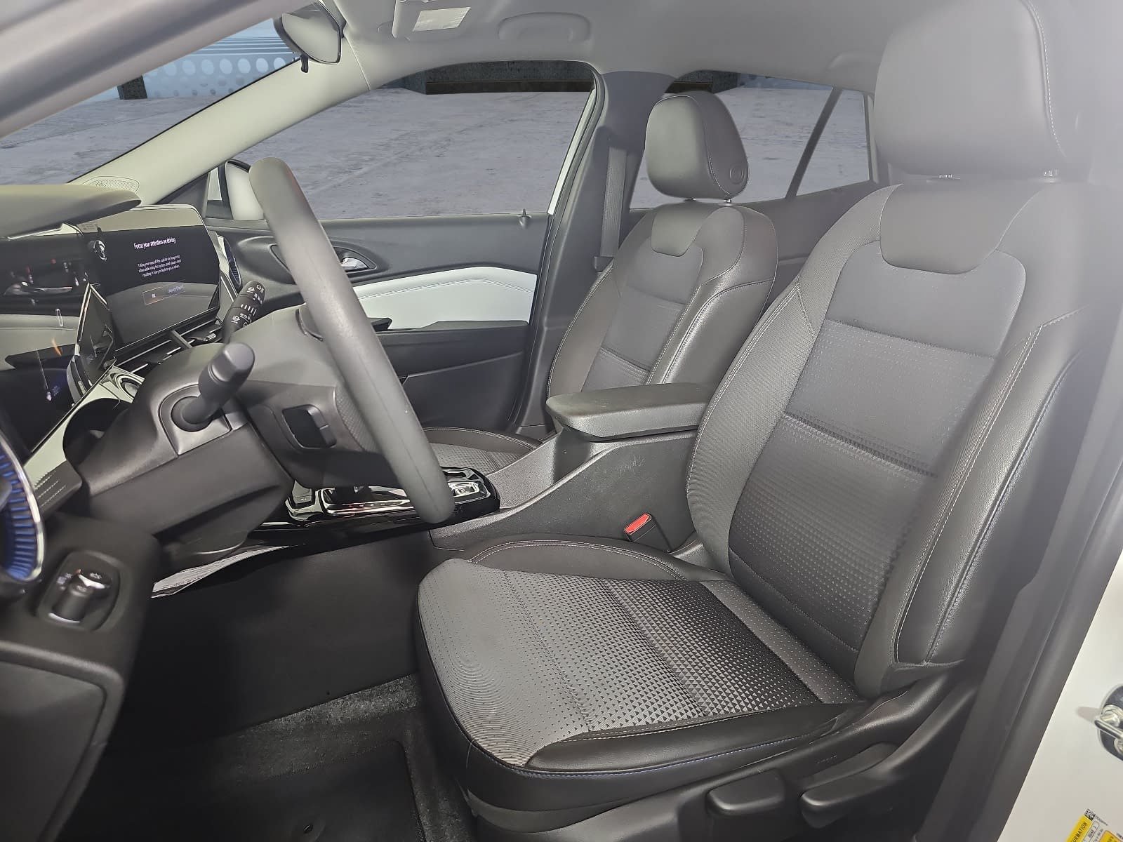 Used 2025 Chevrolet Trax LT FWD image 12