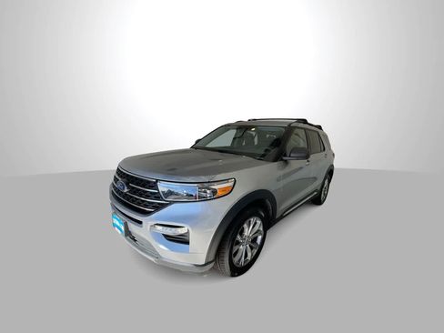 Used 2022 Ford Explorer XLT w/ Equipment Group 202A AWD/4WD image 4