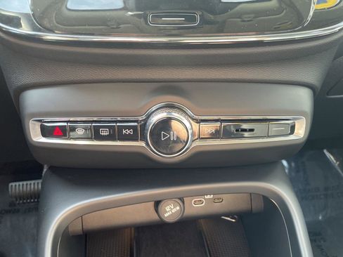 Used 2025 Volvo XC40 B5 Plus image 17
