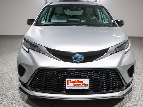 Used 2024 Toyota Sienna XSE image 4