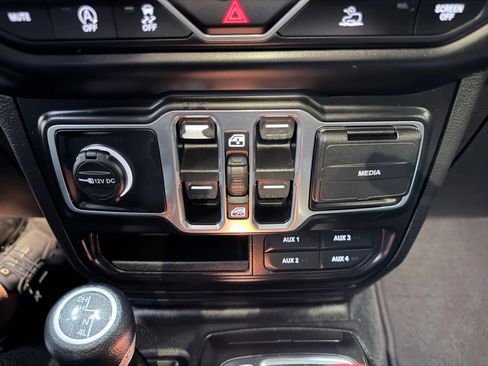 Used 2021 Jeep Gladiator Sport image 17