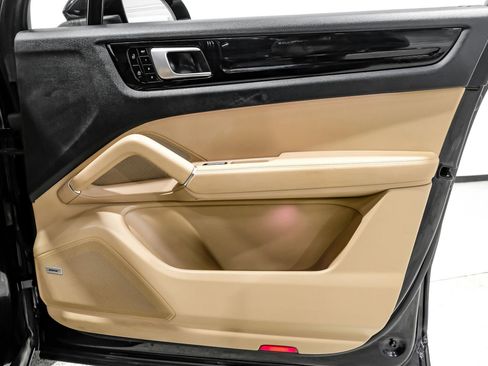 Used 2019 Porsche Cayenne Sport Utility 4D image 47