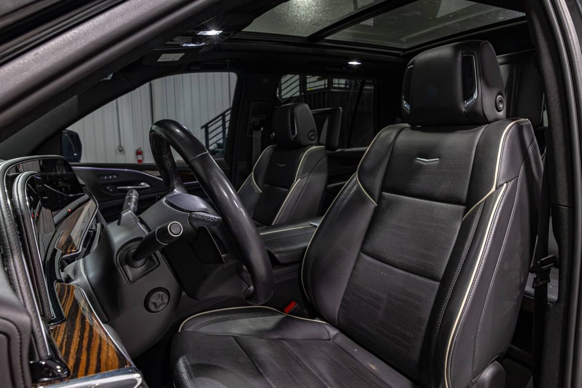 Used 2023 Cadillac Escalade Premium Luxury AWD/4WD image 11