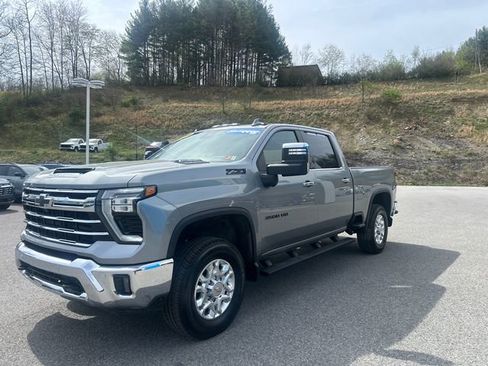 Used 2024 Chevrolet Silverado 3500 LTZ w/ LTZ Convenience Package image 8