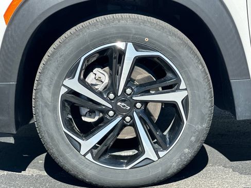 Used 2023 Chevrolet TrailBlazer RS w/ Sun and Liftgate Package FWD image 43