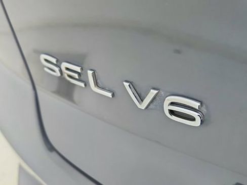 Used 2020 Volkswagen Atlas Cross Sport SEL Premium image 17