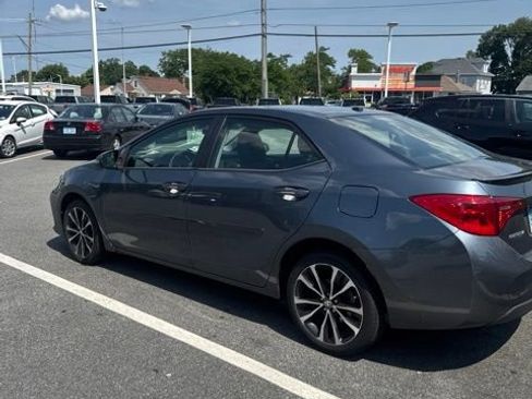 Used 2018 Toyota Corolla SE w/ SE Premium Package FWD image 3