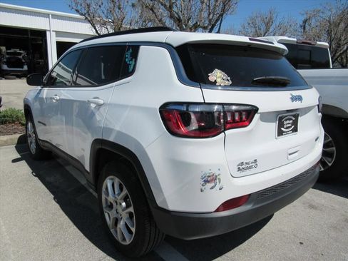 Used 2023 Jeep Compass Latitude image 3