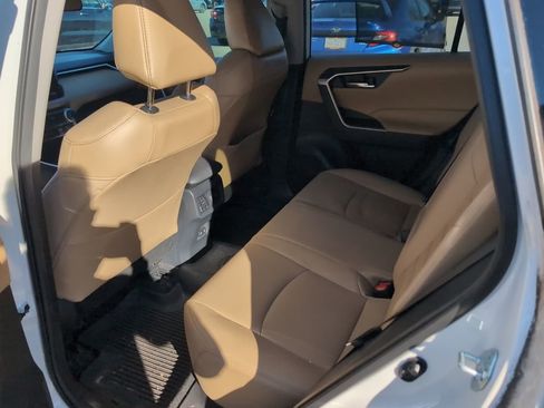 Used 2021 Toyota RAV4 XLE Premium image 14