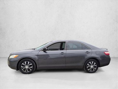 Used 2009 Toyota Camry LE FWD image 2