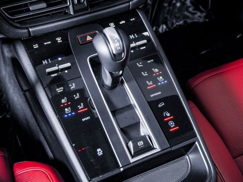 Certified 2025 Porsche Macan image 24