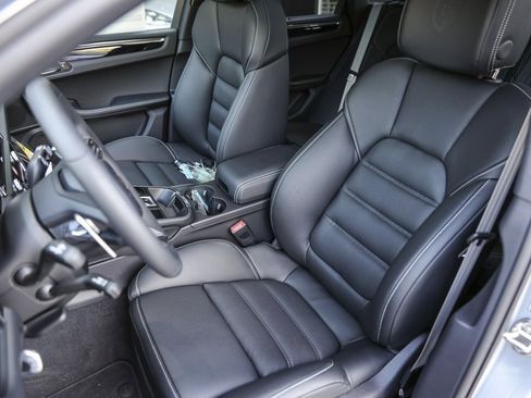 Certified 2026 Porsche Macan Turbo AWD/4WD image 5