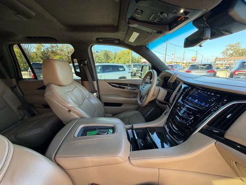 Used 2019 Cadillac Escalade Platinum image 14
