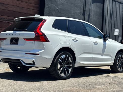 Used 2024 Volvo XC90 T8 Ultimate AWD/4WD image 2