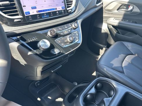 New 2026 Chrysler Pacifica Select image 73