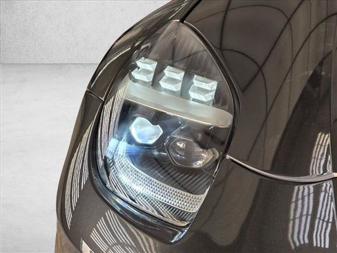 Used 2025 Aston Martin Vanquish RWD image 12