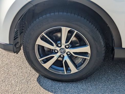 Used 2018 Toyota RAV4 XLE AWD/4WD image 15