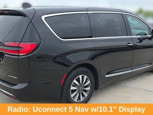 Used 2022 Chrysler Pacifica Limited FWD image 6