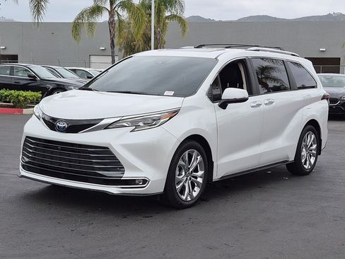 Used 2024 Toyota Sienna Platinum FWD image 5