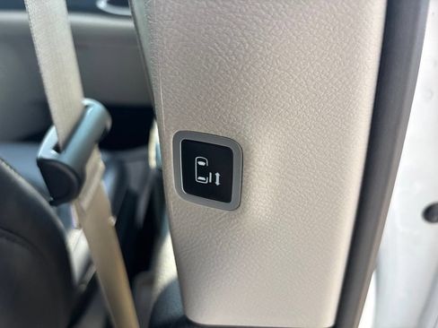 Used 2023 Chrysler Pacifica Touring-L FWD image 42