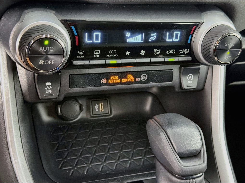 Used 2025 Toyota RAV4 XLE FWD image 20