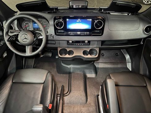 Used 2025 Mercedes-Benz Sprinter 2500 image 41