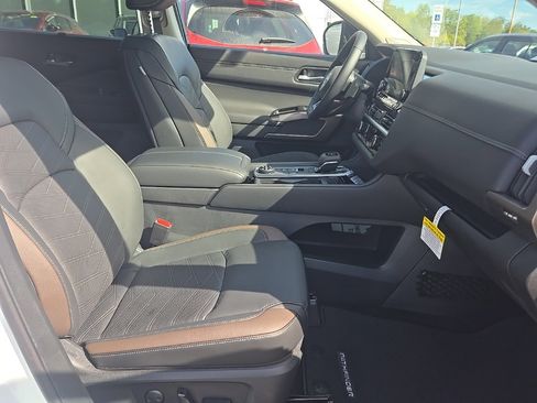 New 2025 Nissan Pathfinder Platinum w/ Lighting Package (N92) image 28