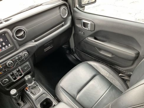 Used 2018 Jeep Wrangler Unlimited Sahara w/ Cold Weather Group image 17