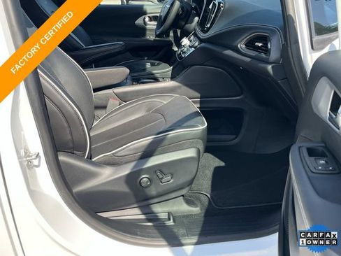 Certified 2025 Chrysler Pacifica Limited FWD image 25