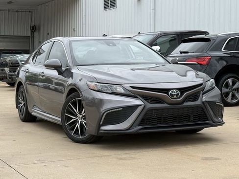 Used 2024 Toyota Camry SE FWD image 1