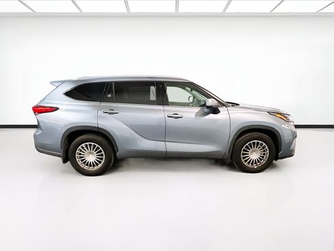 Used 2022 Toyota Highlander XLE image 25