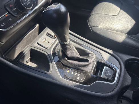 Used 2019 Jeep Cherokee Limited image 24