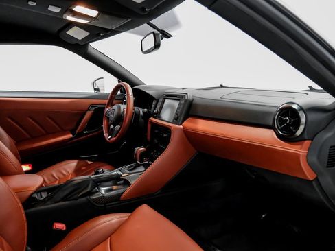 Used 2021 Nissan GT-R Premium image 11