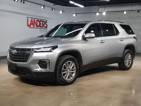 Used 2023 Chevrolet Traverse LT FWD image 3