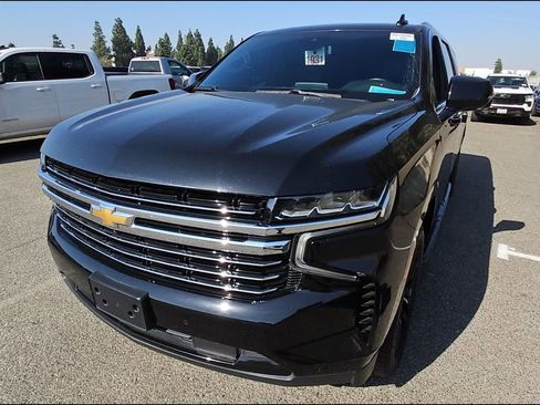 Used 2023 Chevrolet Suburban LT w/ Luxury Package RWD image 3