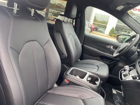 New 2026 Chrysler Voyager LX image 9