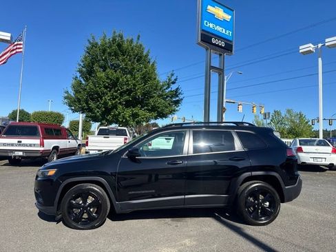 Used 2019 Jeep Cherokee Latitude Plus FWD image 2