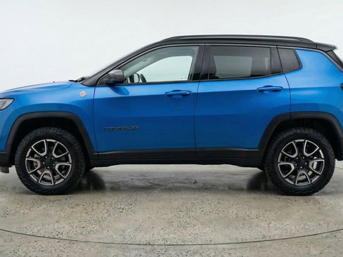 Used 2025 Jeep Compass Trailhawk AWD/4WD image 5