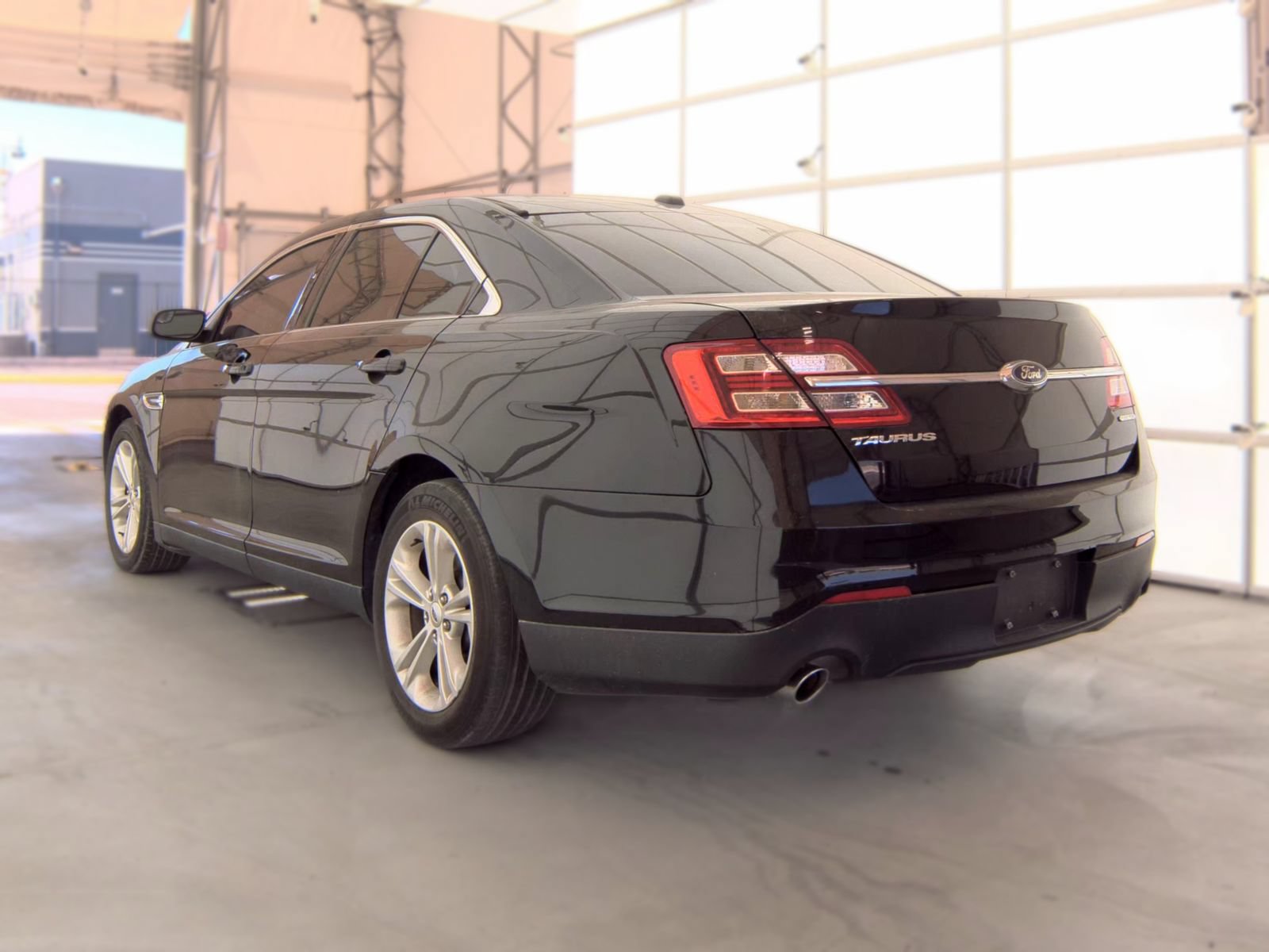 Used 2018 Ford Taurus SE FWD image 6