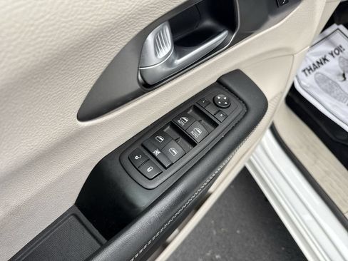 Used 2024 Chrysler Pacifica Touring-L AWD/4WD image 13