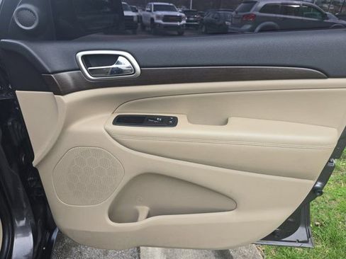 Used 2017 Jeep Grand Cherokee Laredo w/ Quick Order Package 23E image 16