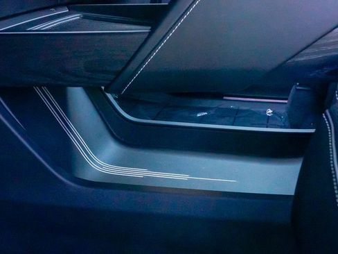 Used 2026 Cadillac Vistiq Platinum image 20