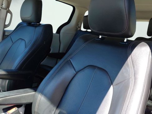 Used 2019 Chrysler Pacifica Touring-L FWD image 9