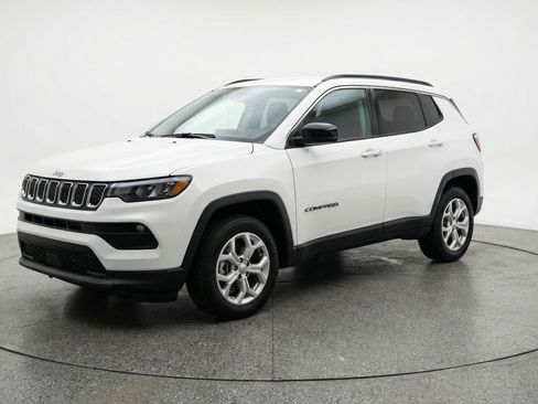 Used 2025 Jeep Compass Latitude image 3