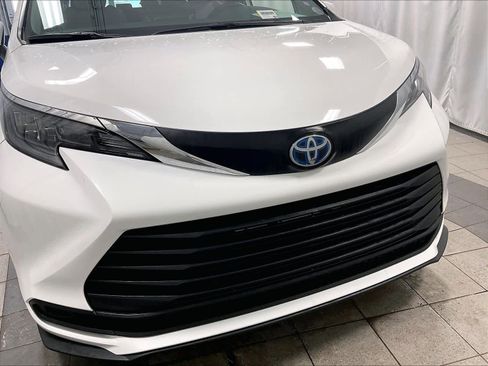 Used 2025 Toyota Sienna LE image 32